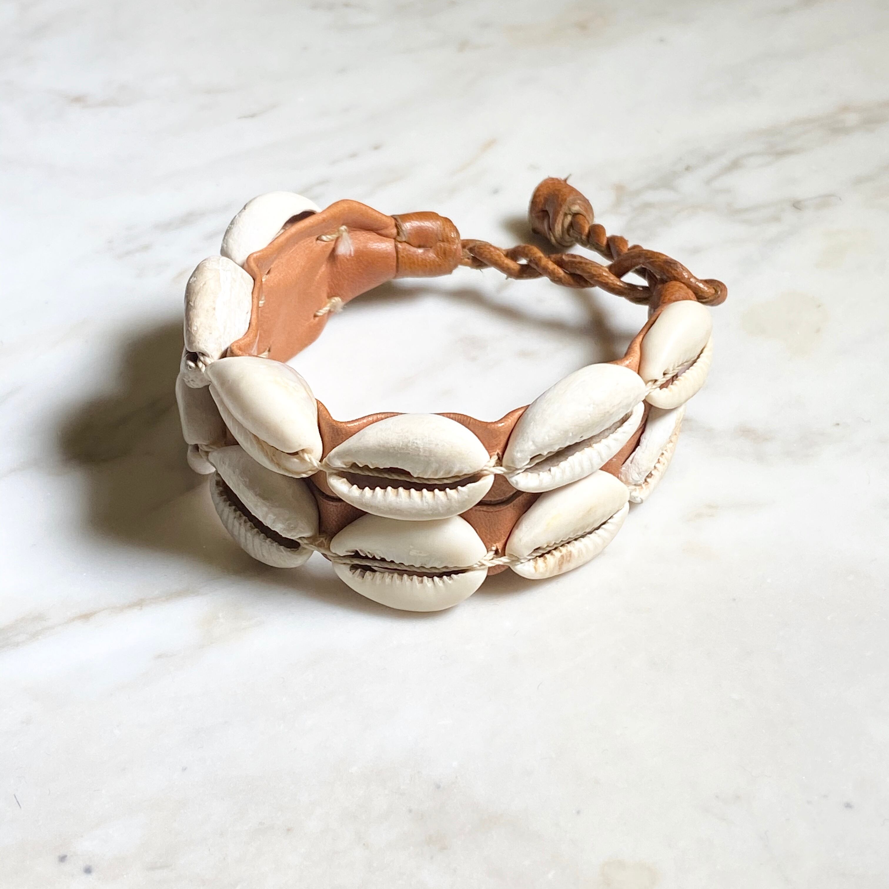 MAISON MARTIN MARGIELA leather bracelet with coquillage | NOIR ONLINE