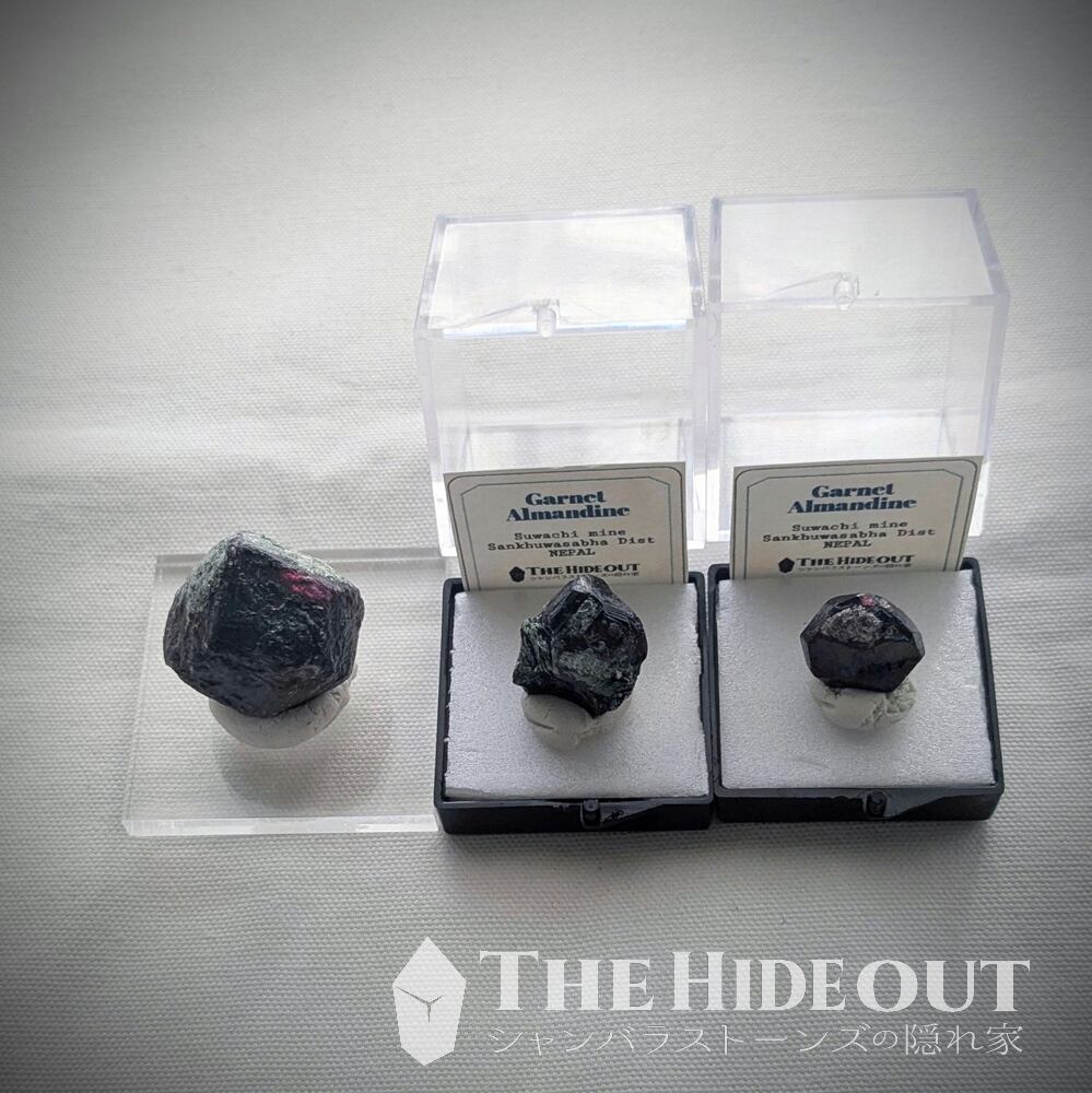 ヒマラヤ産鉱物原石標本024 サンクワサバ地区産アルマンディンガー