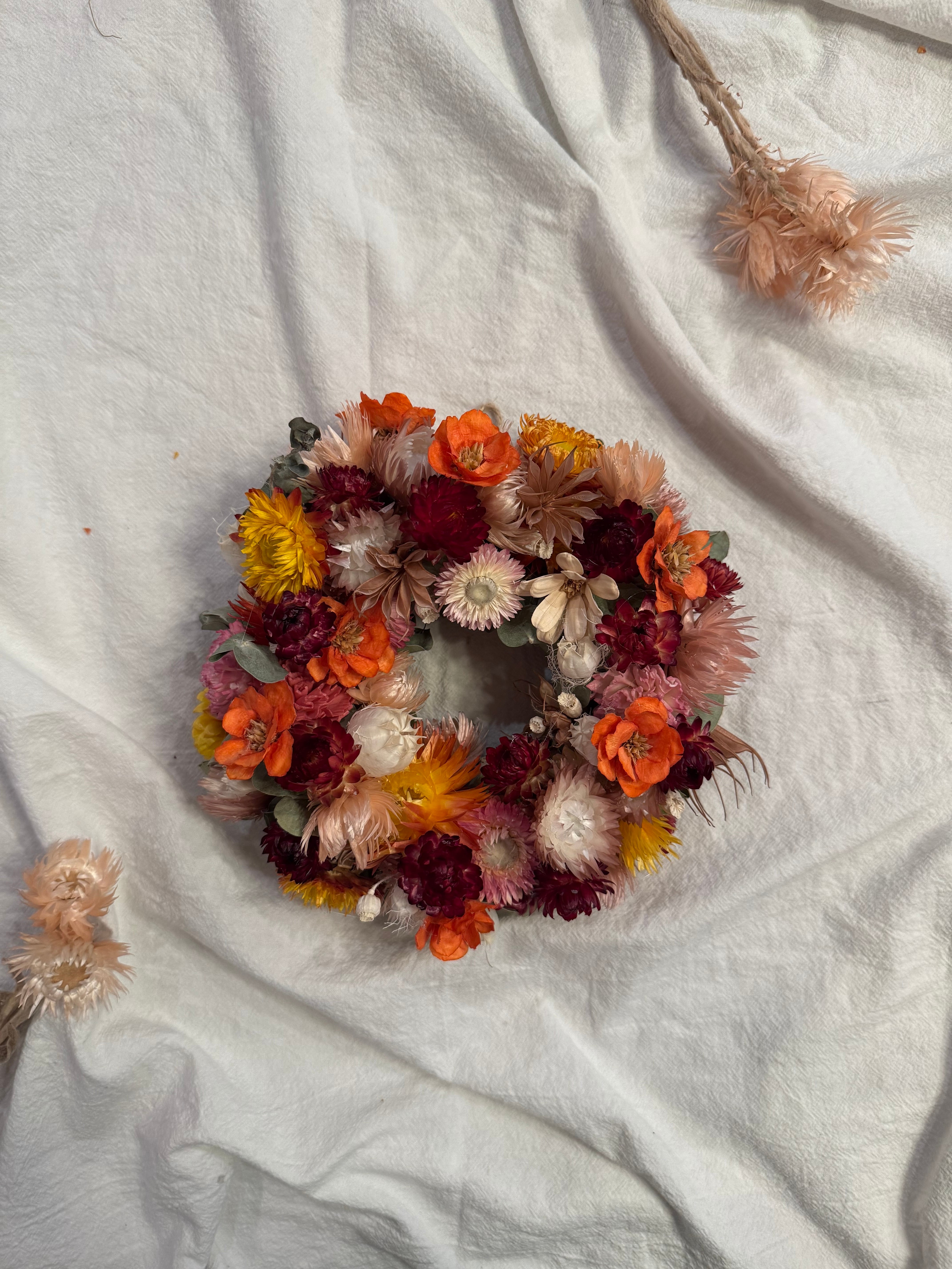 紫陽花とエリンジウムの爽やかオーバルリース千日紅ユーカリ