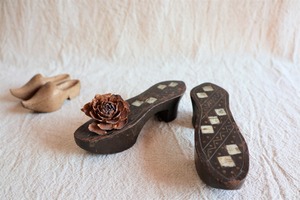 France 貝で装飾された木靴のオブジェ