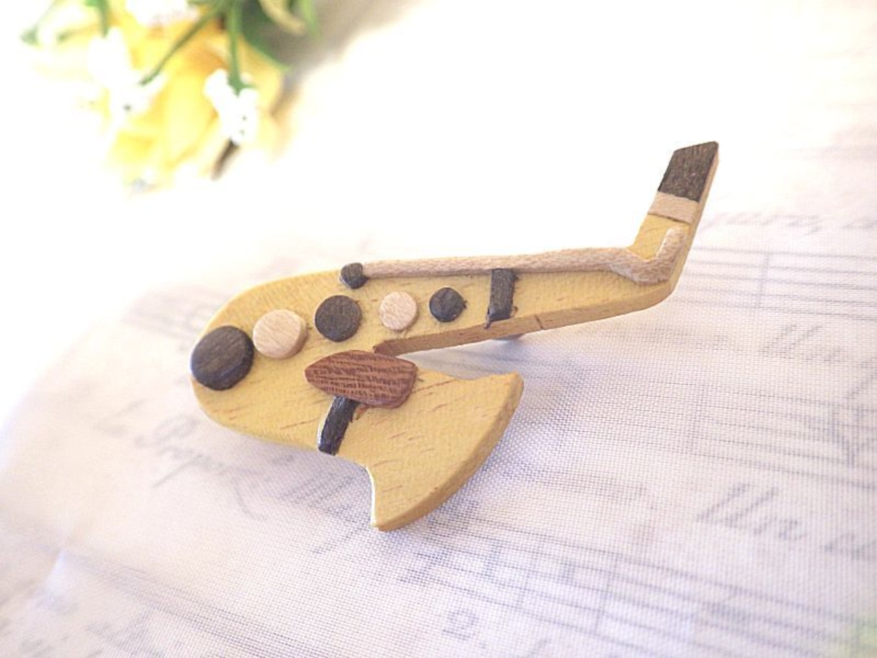 サックスの木製ブローチ