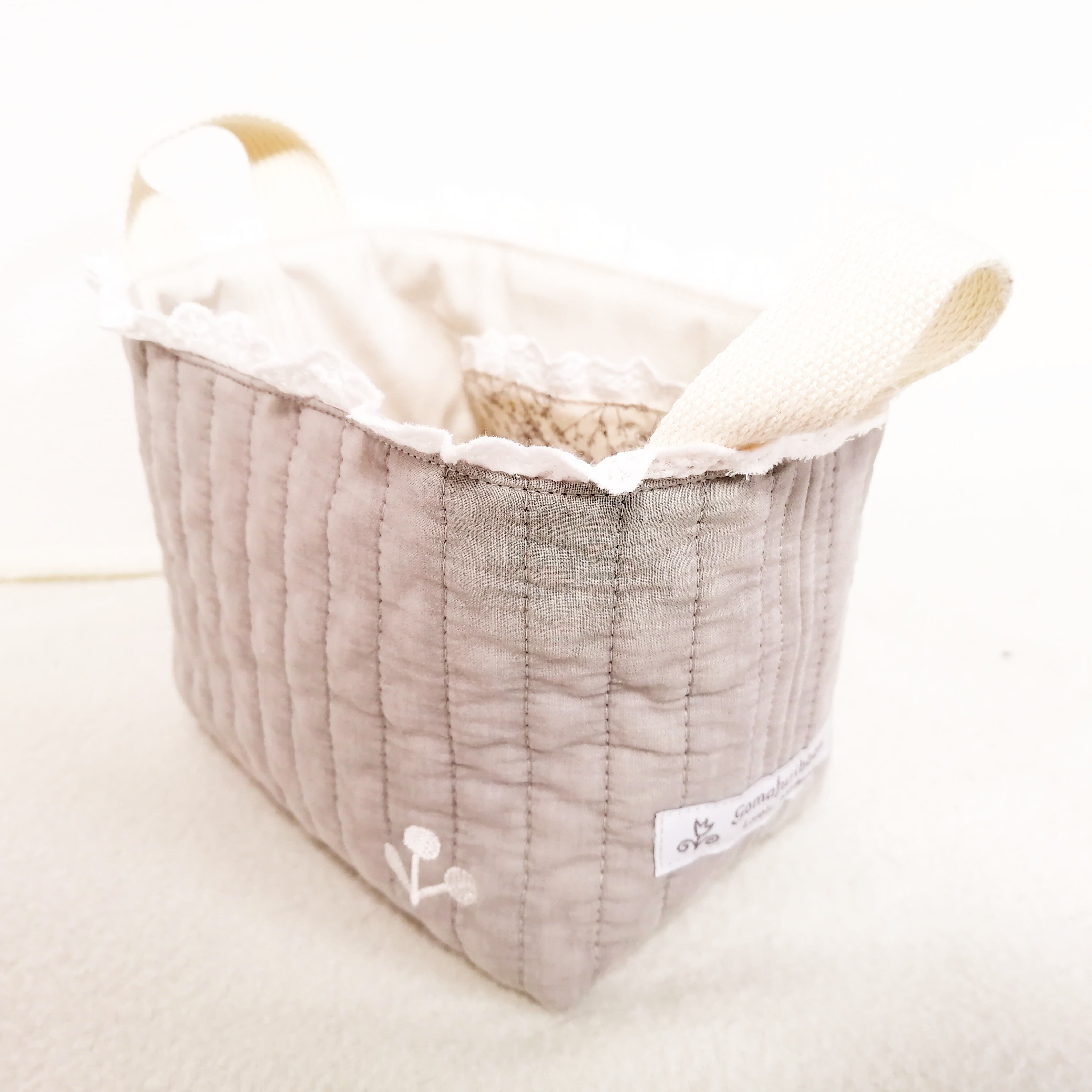 ふわふわ布バスケット イブルキルト グレー さくらんぼ刺繍 ホワイトレースのふちどり
