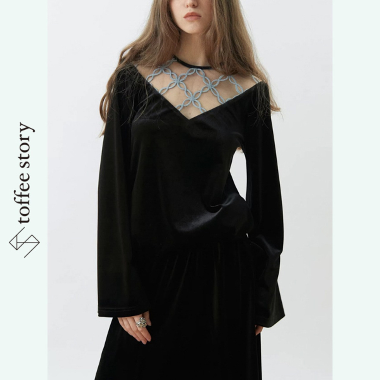 青の軌跡が揺れる影：カットアウトブラックドレス《XU0264》