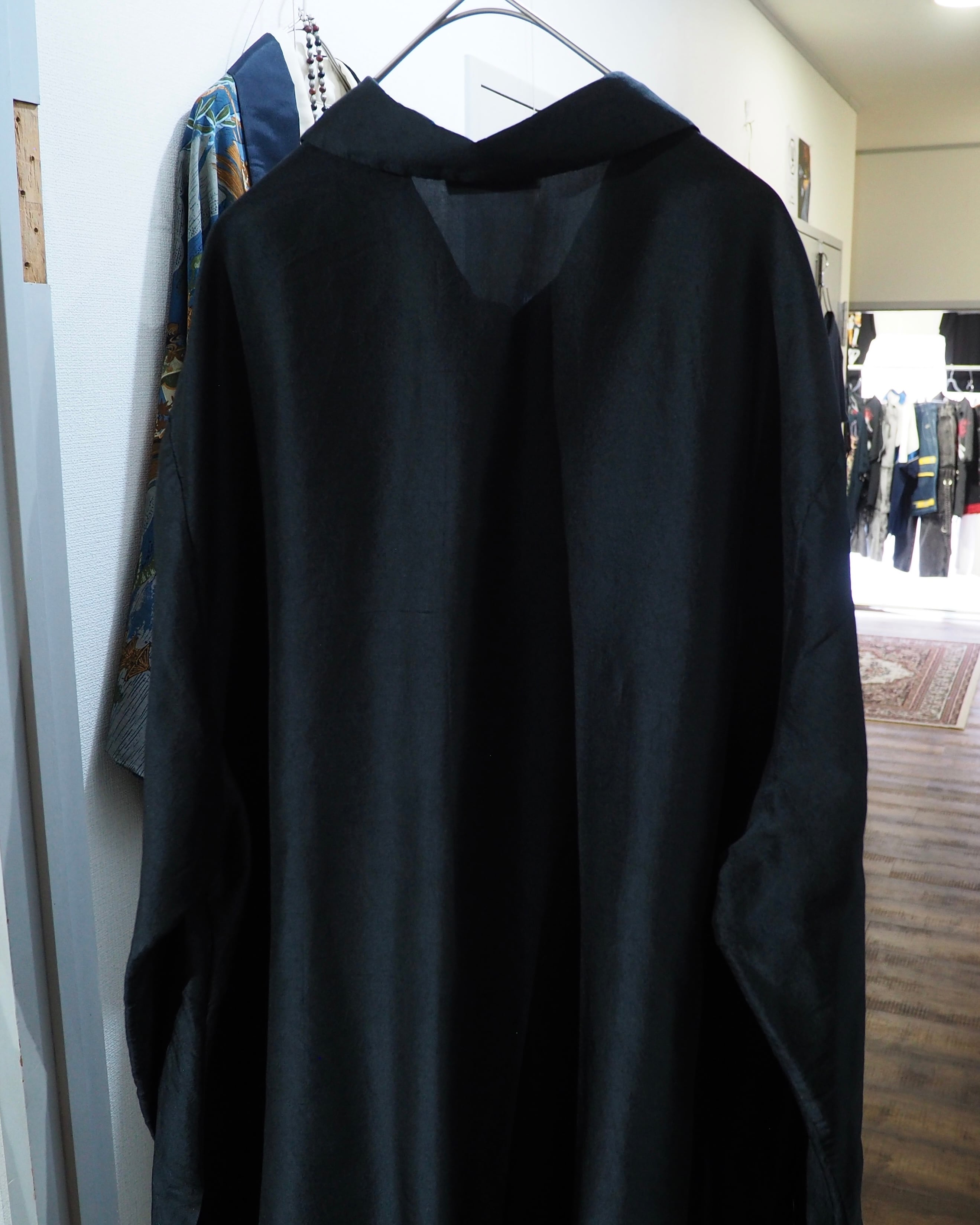 Black Glossy × Wrinkles processing vintage Over silhouette Silk shirt