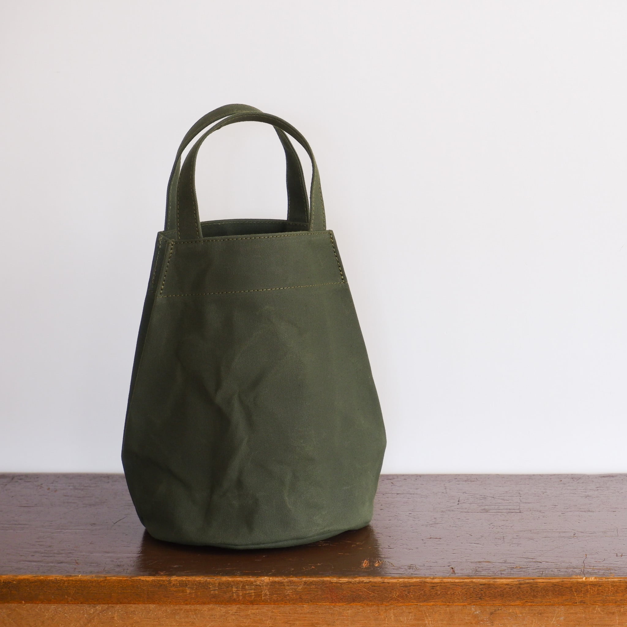 丸底プランプトート オリーブドラブ / 10号パラフィン帆布 | aoya bags