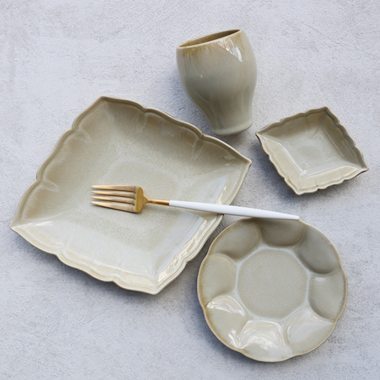 波佐見焼　花型皿（小）　ワラ灰釉　21-102