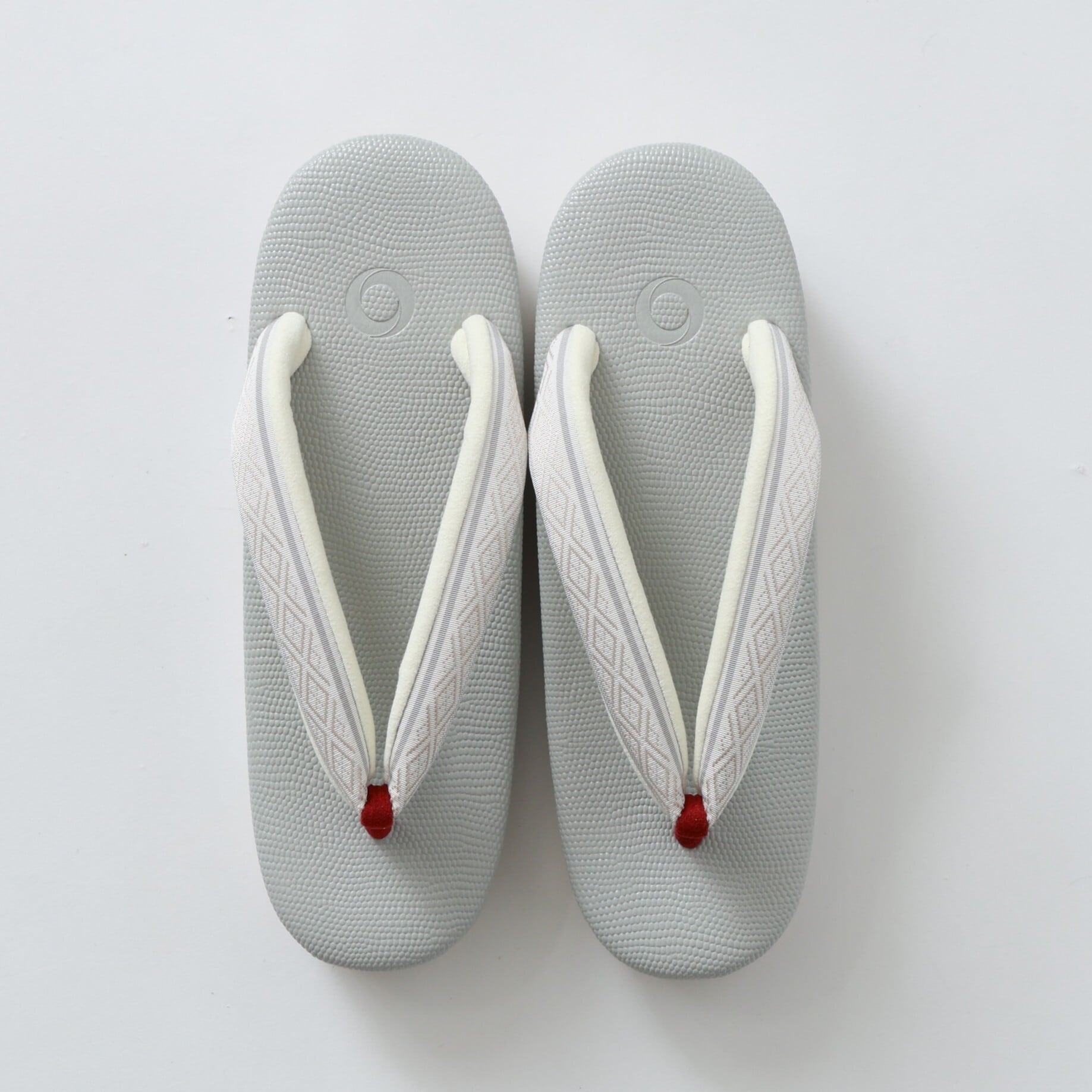 .菱屋カレンブロッソ×OKANO カフェ草履 :グレー×白 レディースL