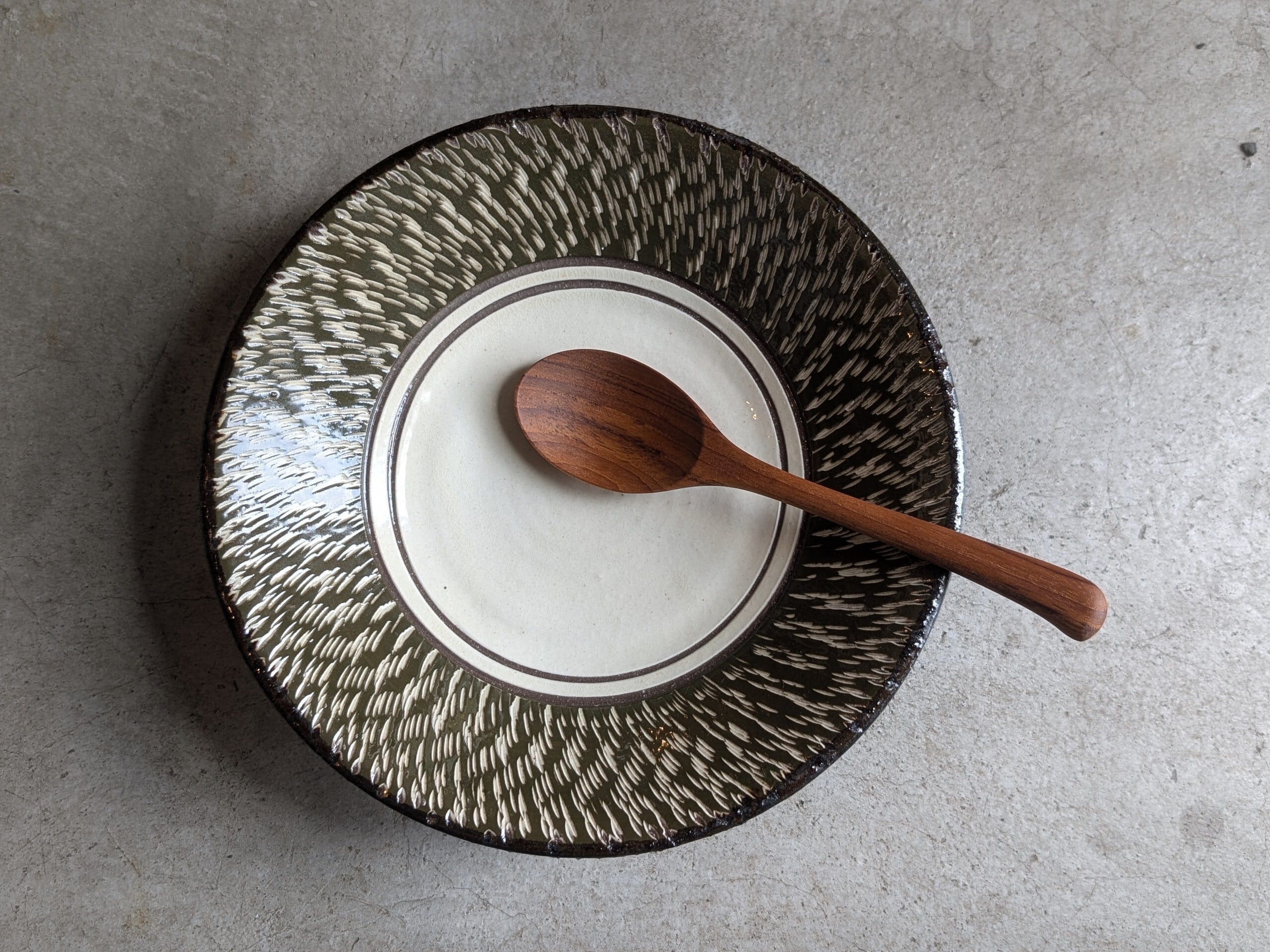 やちむん 皿7寸(飛鉋) | やちむん工房 與那嶺