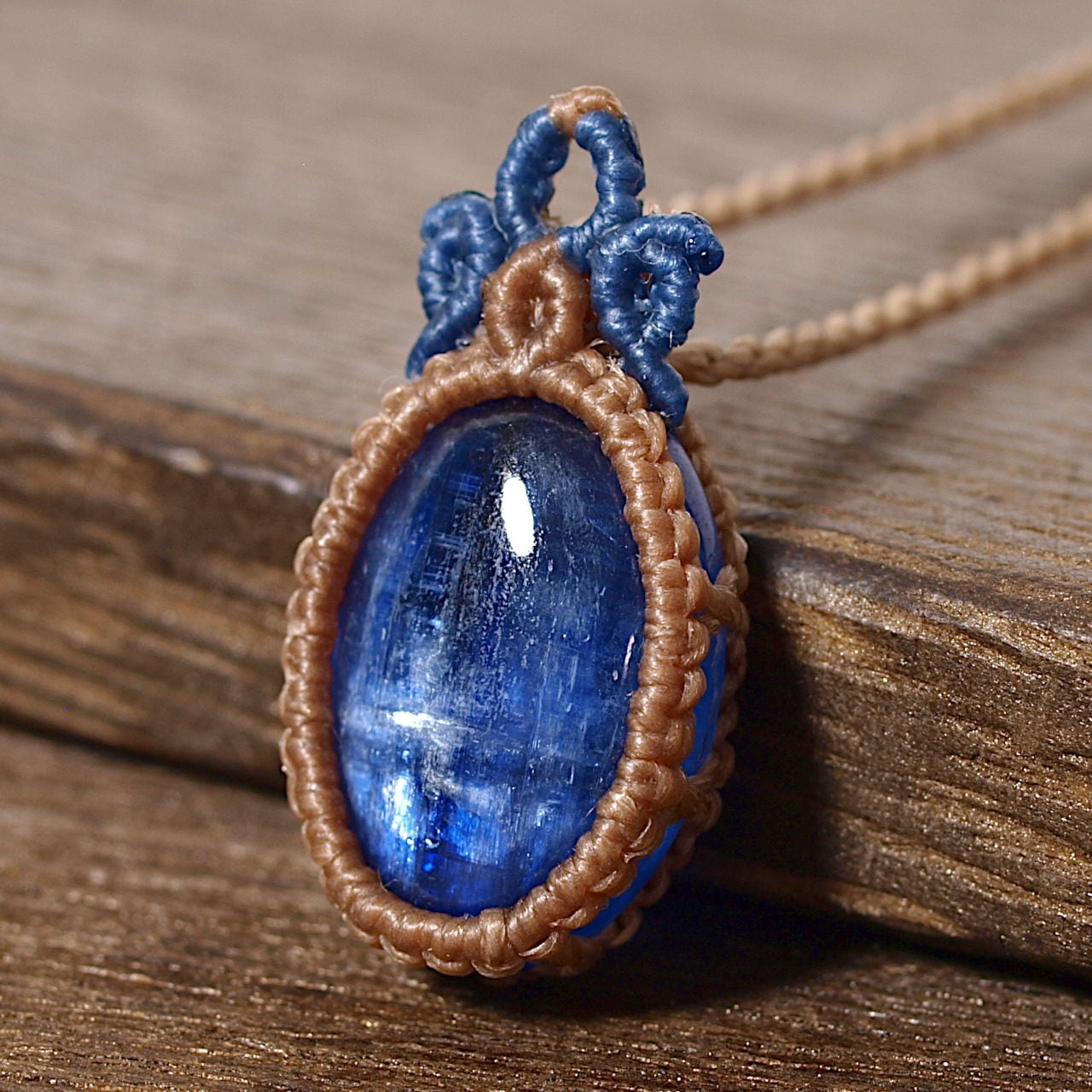 一点物】カイヤナイトのオーバルルースを包んだマクラメネックレスNo.5