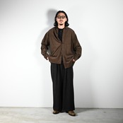 細畝コーデュロイシャツとスラックスを合わせたコーディネート〇