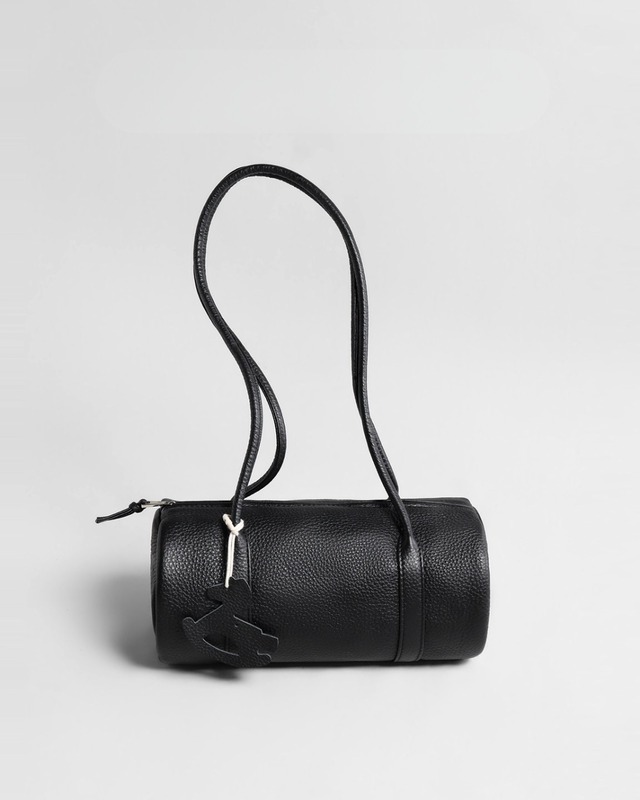 シリンダーレザーショルダーバッグ　G26071