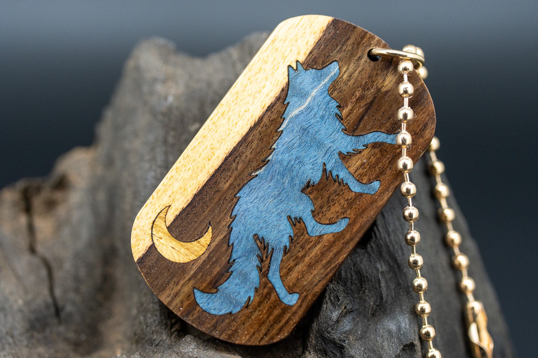 【カリブ海の緑の宝石】 コーカスウッド ツートン ドッグタグ 象嵌 闊歩