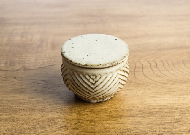 粉引き 蓋物 ヘリンボーン柄／くるり窯