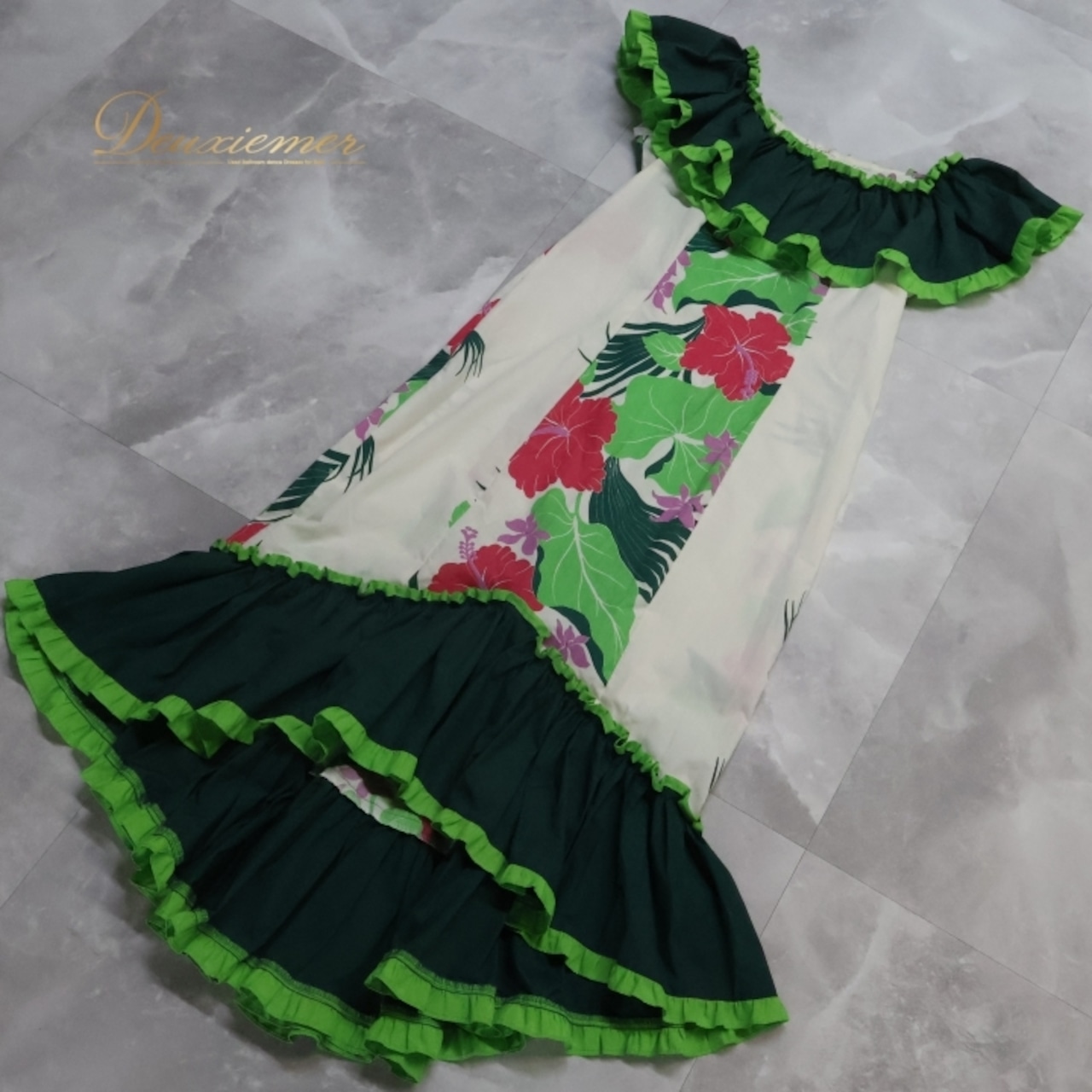 フラダンス 衣装 ワンピース ドレス ムームーファクトリー ホワイト系 グリーン系 T&L MUUMUU FACTORY ハワイ製 アシンメトリー フリル ハイビスカス柄 かわいい 華やか 鮮やか 明るい ハワイアン アロハ ハワイアンプリント フラ