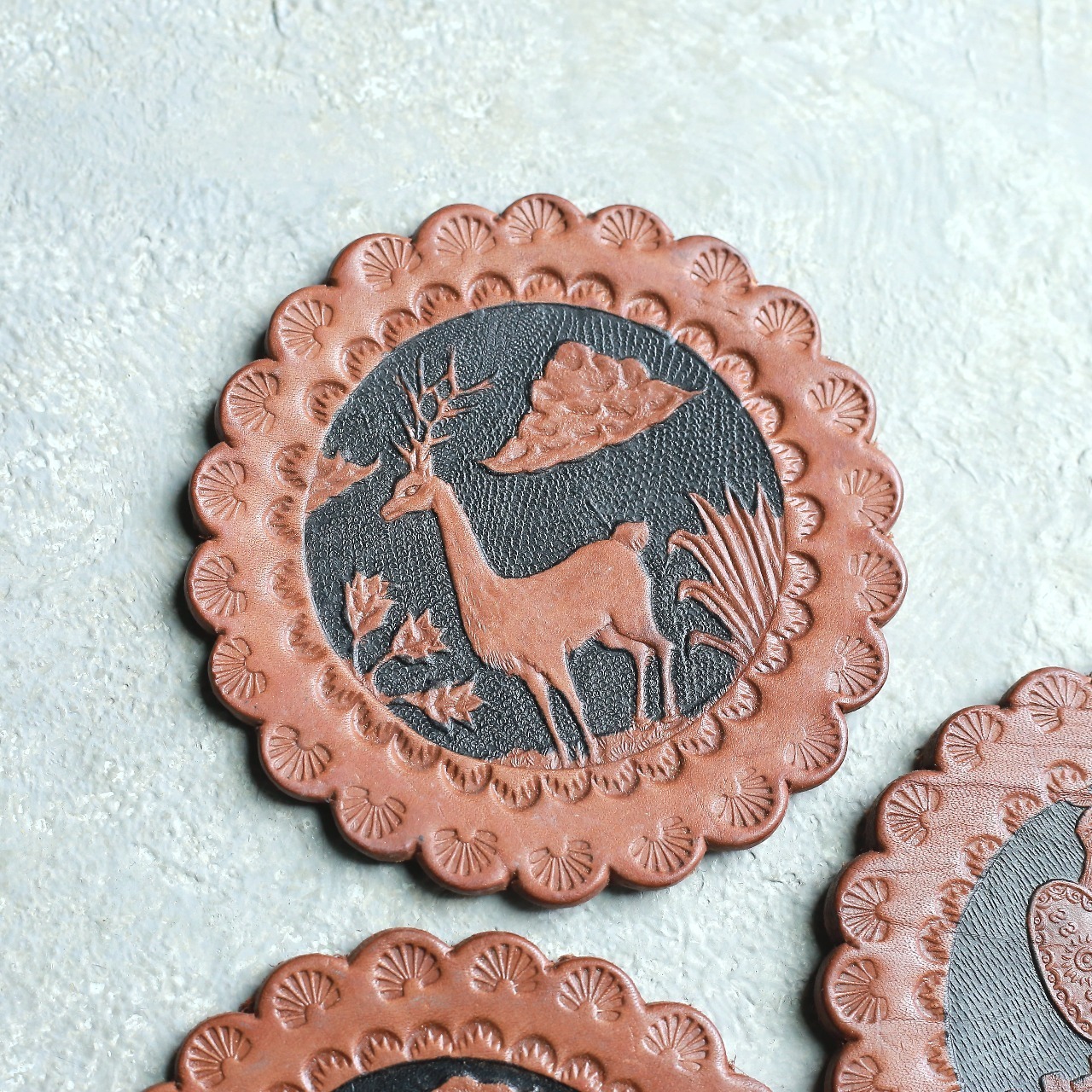 異国情緒溢れる、レザーのコースター