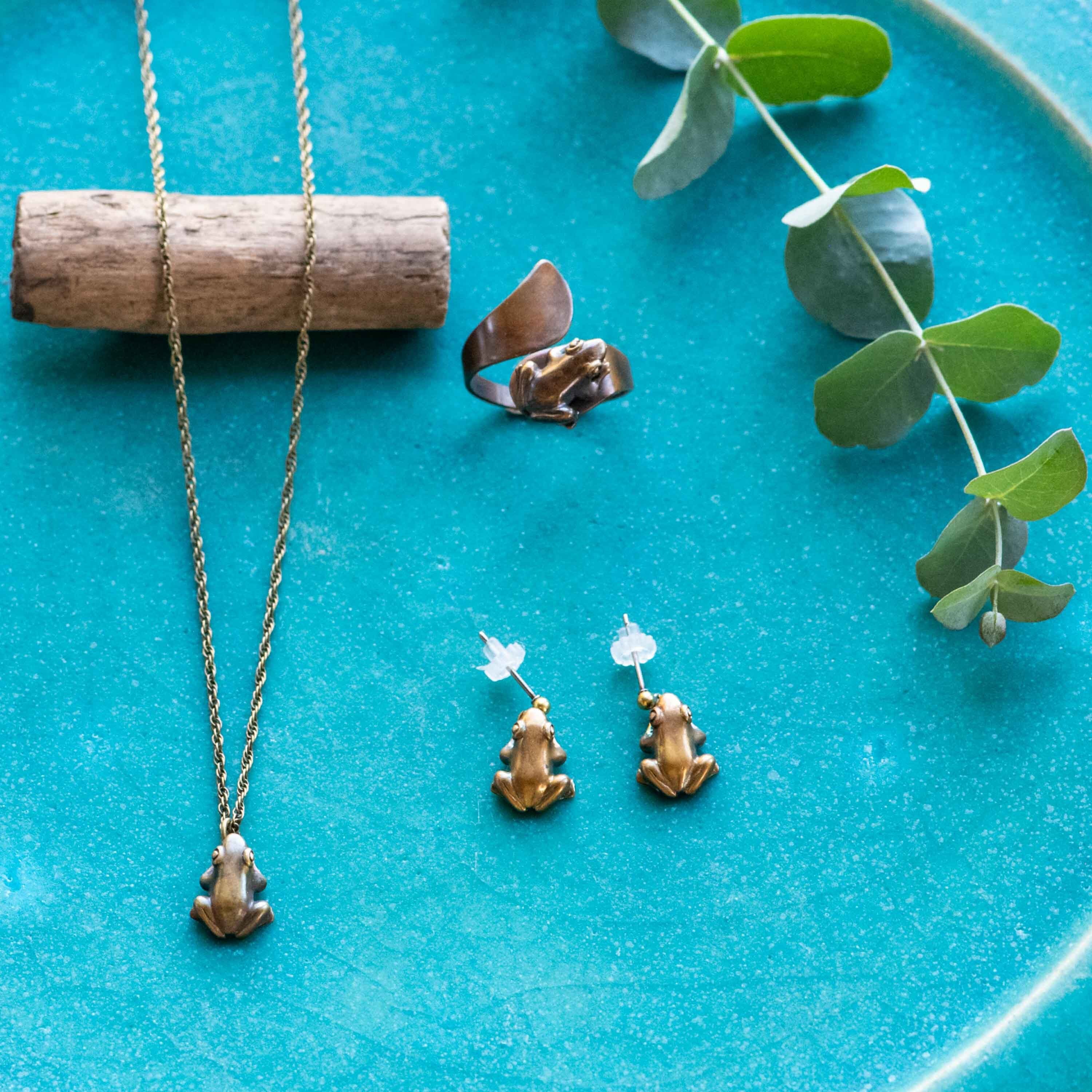 ご主人様を見つめる蛙の真ちゅうネックレス | カエルの時計屋さん