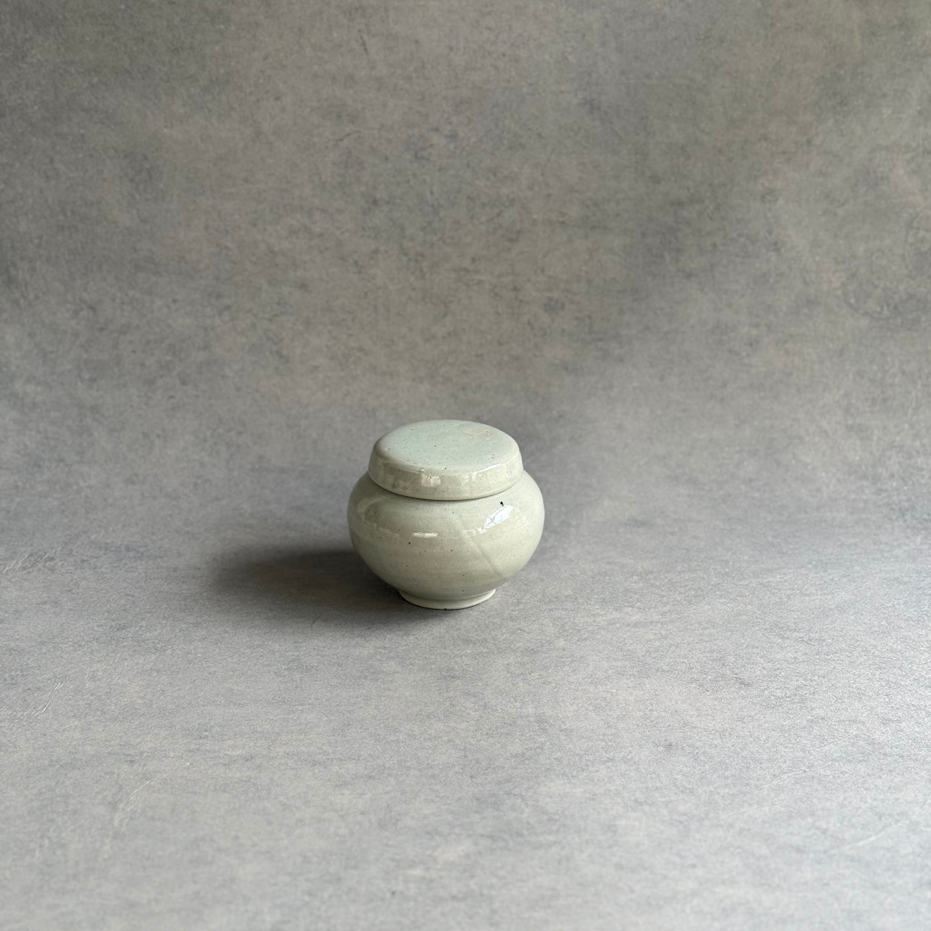 日高伸治 青白磁蓋付薬壺 中 | gallery 一白