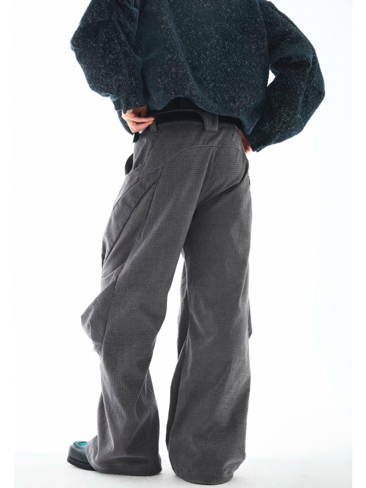 54A0 Spiral Pleated Wide Trousers