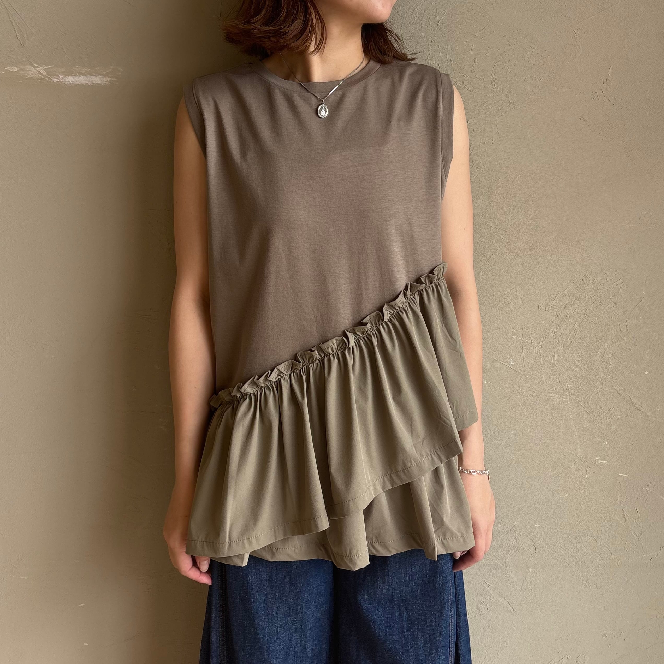 【 hunch 】COMPACT SMOOTH ASYMMETRICAL RUFFLE TOP