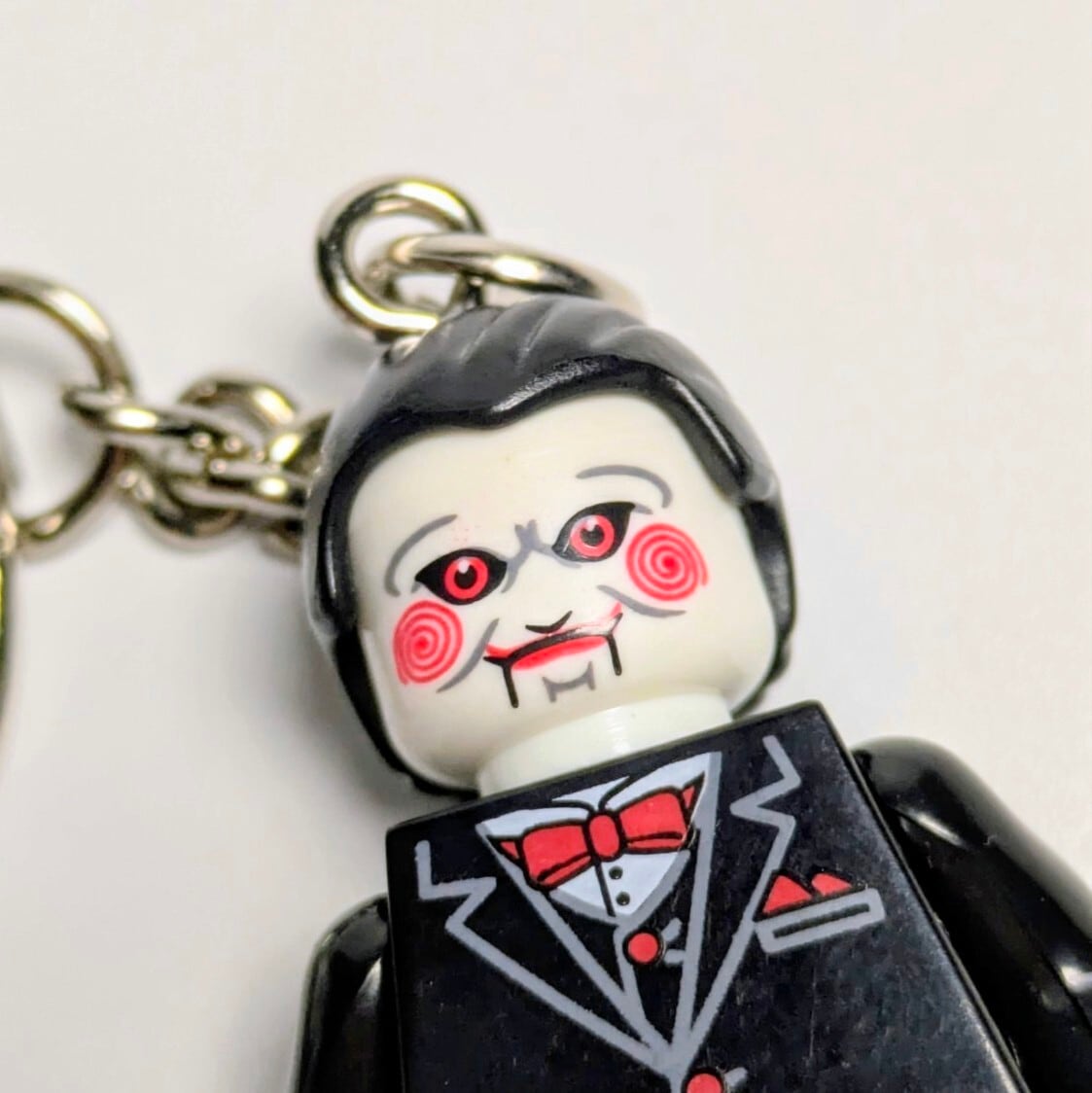 ☆ブロックフィギュアキーホルダー☆【 SAW / ソウ 】 Jigsaw Killer ( ジグソウ キラー) 】 ビリー人形 / ホラー映画 〚アメリカン雑貨 アメトイ〛