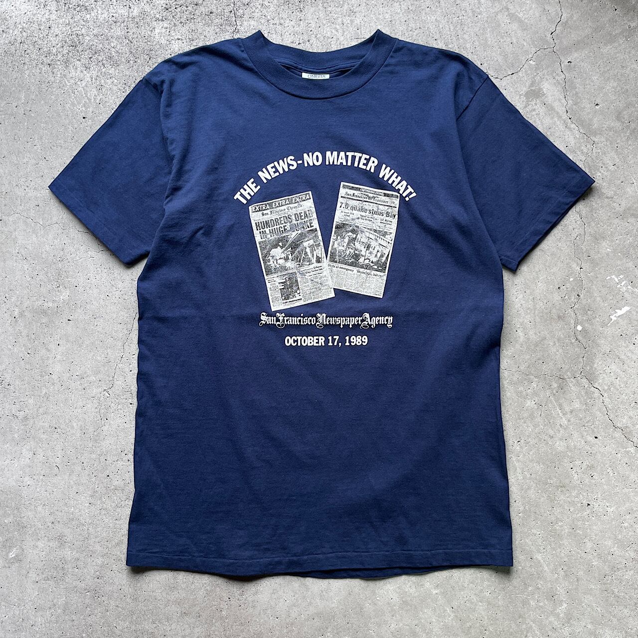 80年代 SAN FRANCISCO NEWSPAPER AGENCY ロマ・プリータ地震 プリントTシャツ メンズXL 古着 80s ビンテージ  ヴィンテージ シングルステッチ ニュースペーパー 新聞 フォトプリント アドバタイジング 企業ロゴ ネイビー 紺色【Tシャツ】【FSS2308-30】  cave 古着屋 ...