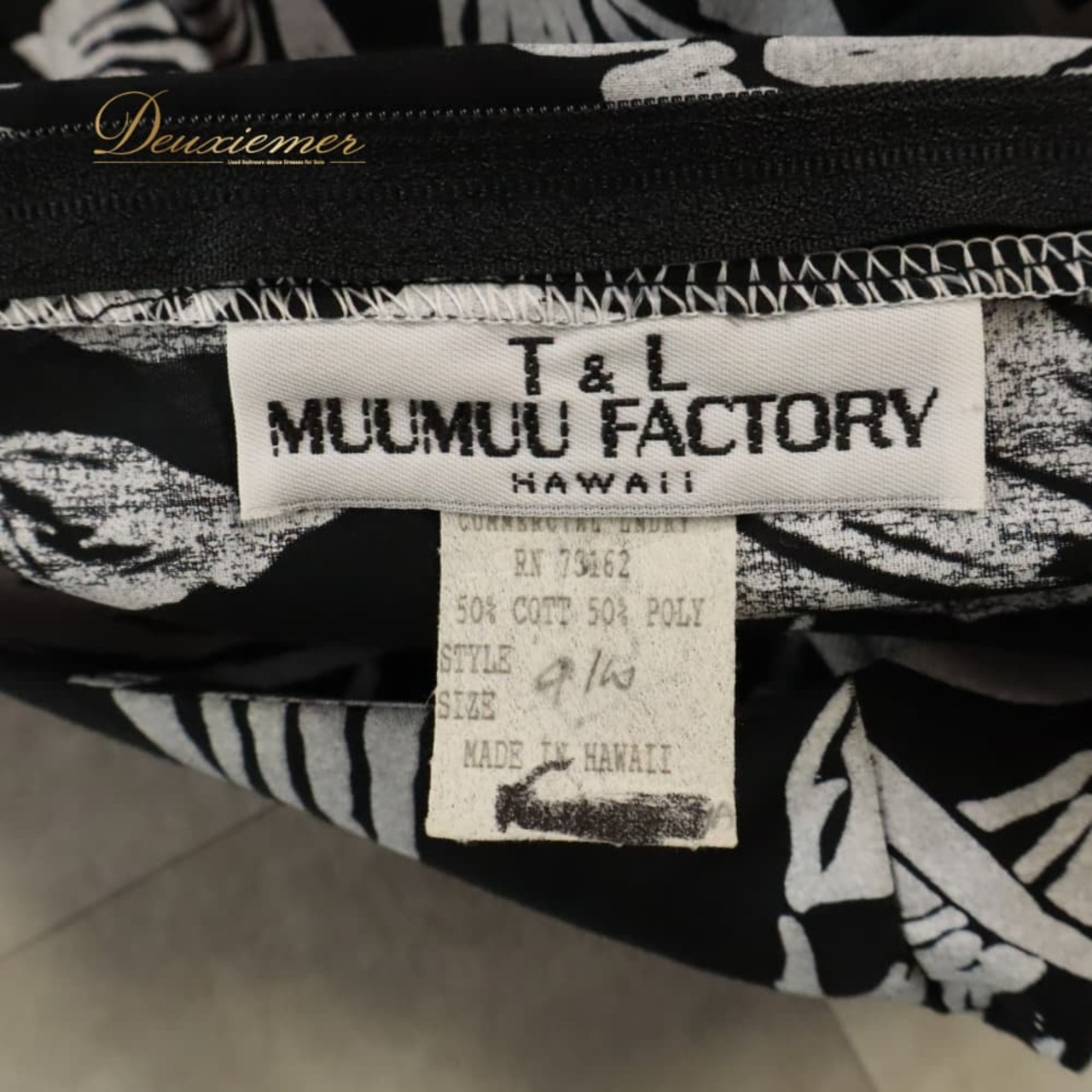 フラダンス 衣装 T&L MUUMUU FACTORY ムームーファクトリー ワンピース ドレス ブラック系 花柄 植物柄 ハワイアンプリント ハワイアン アロハ フラ ダンス レッスン 練習 黒 灰色 白 グレイ系 ホワイト系 ハワイアンダンス フリル モノトーン かわいい おしゃれ 上品 大人っぽい ハワイ製