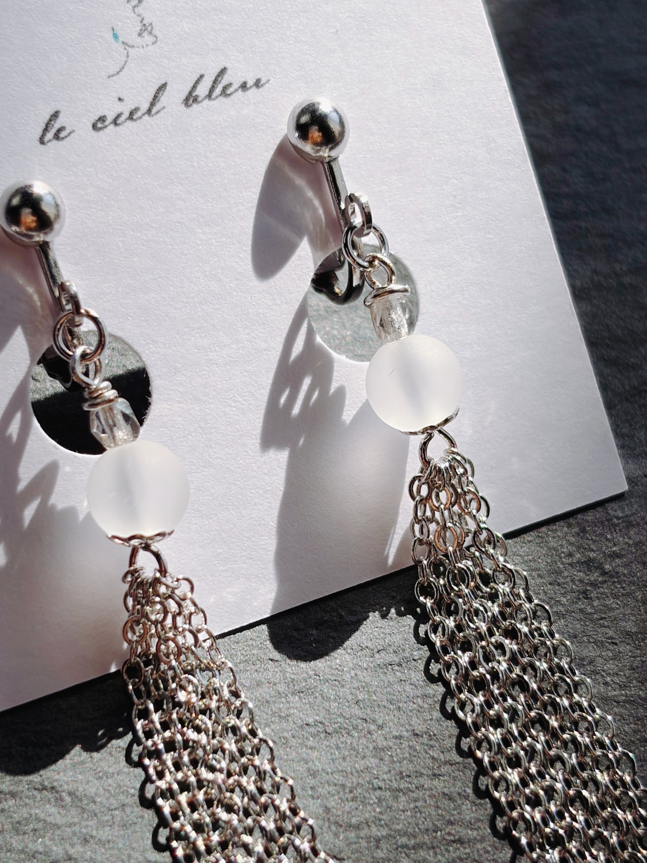 耳元揺れるイヤリング 水晶 ゴールド/シルバー