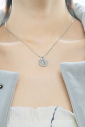 『自由を手にする』 coin necklace