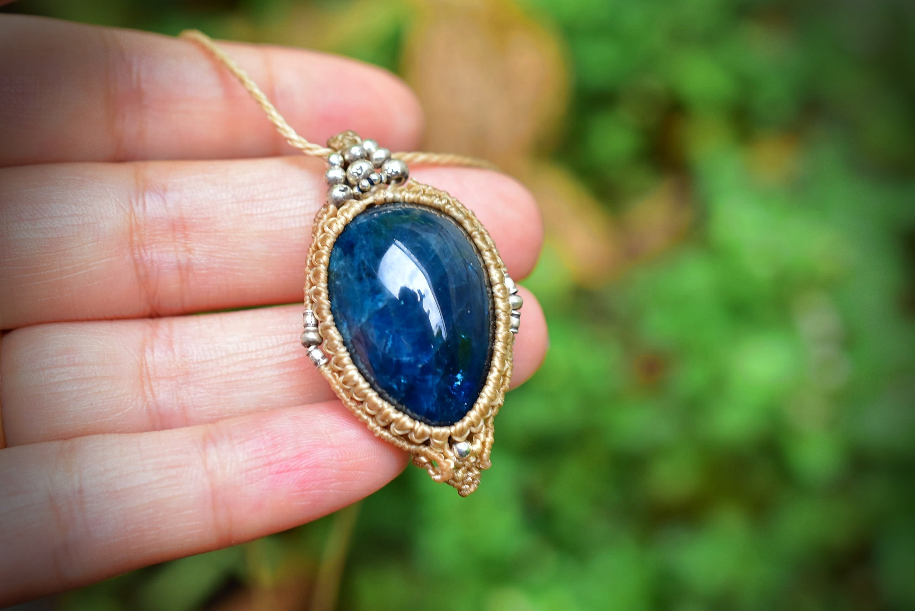 キラキラ☆シラー入り☆ブルーアパタイト マクラメペンダントapa005