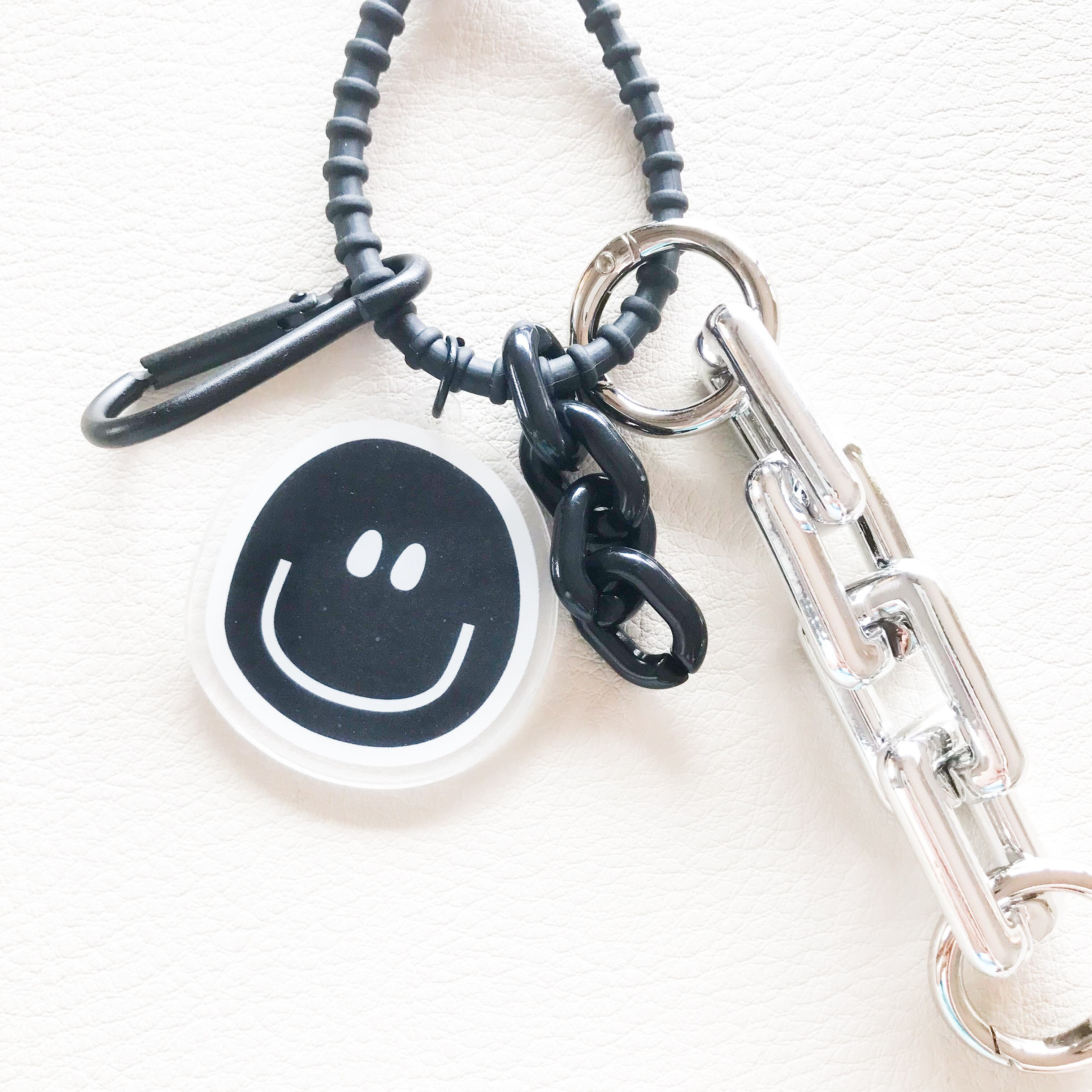 モノクロスマイルキーホルダー | ALOHALOHA