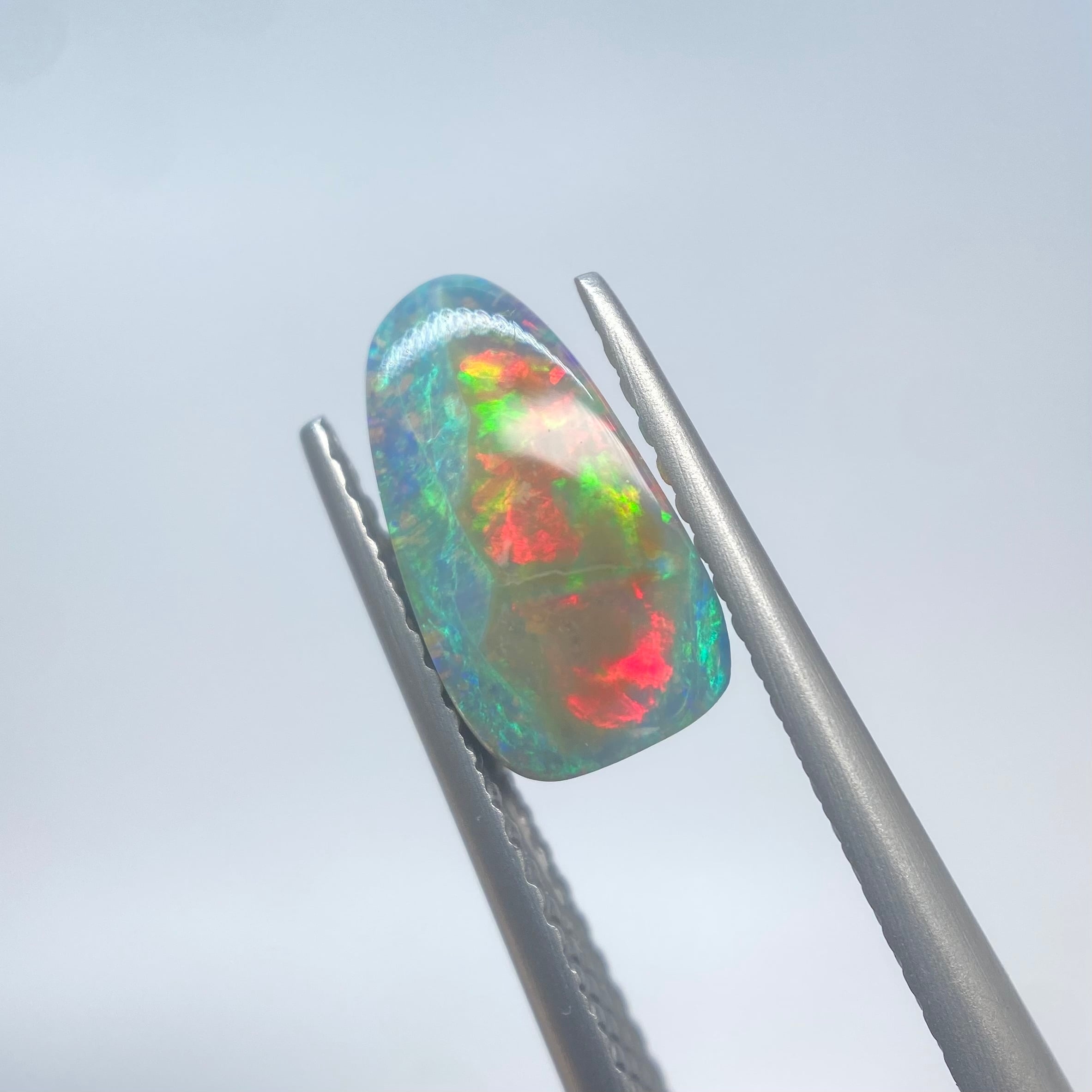 静と動を感じるボルダーオパール