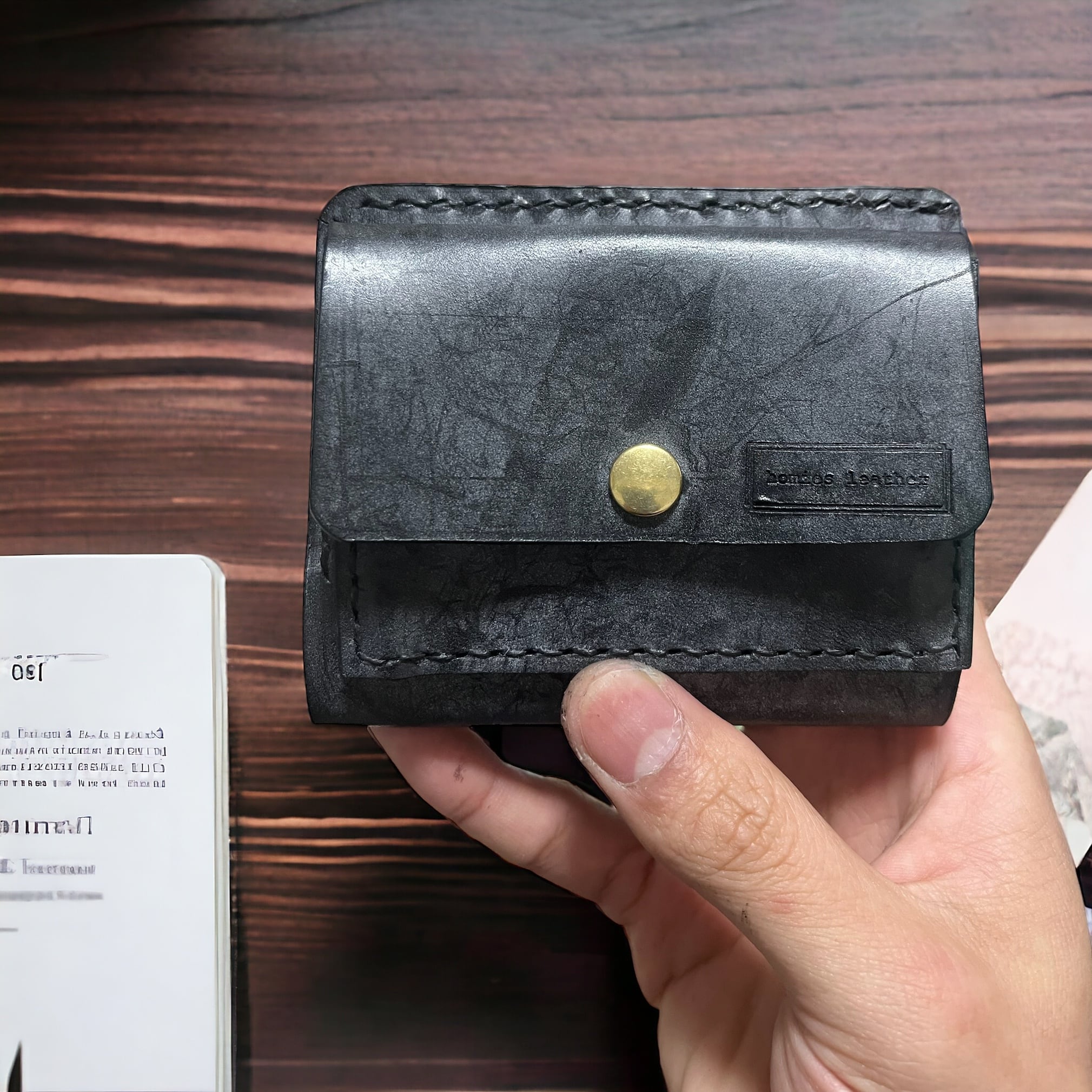 コンパクト二つ折り財布 小銭入れ外付 ロロマレザー ブラック | homies