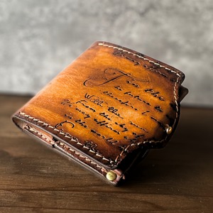 【81wind】 ミニ財布 小銭入れ付き 財布 革 カード収納  薄い 薄型 本革 レザー【全面カリグラフィー】