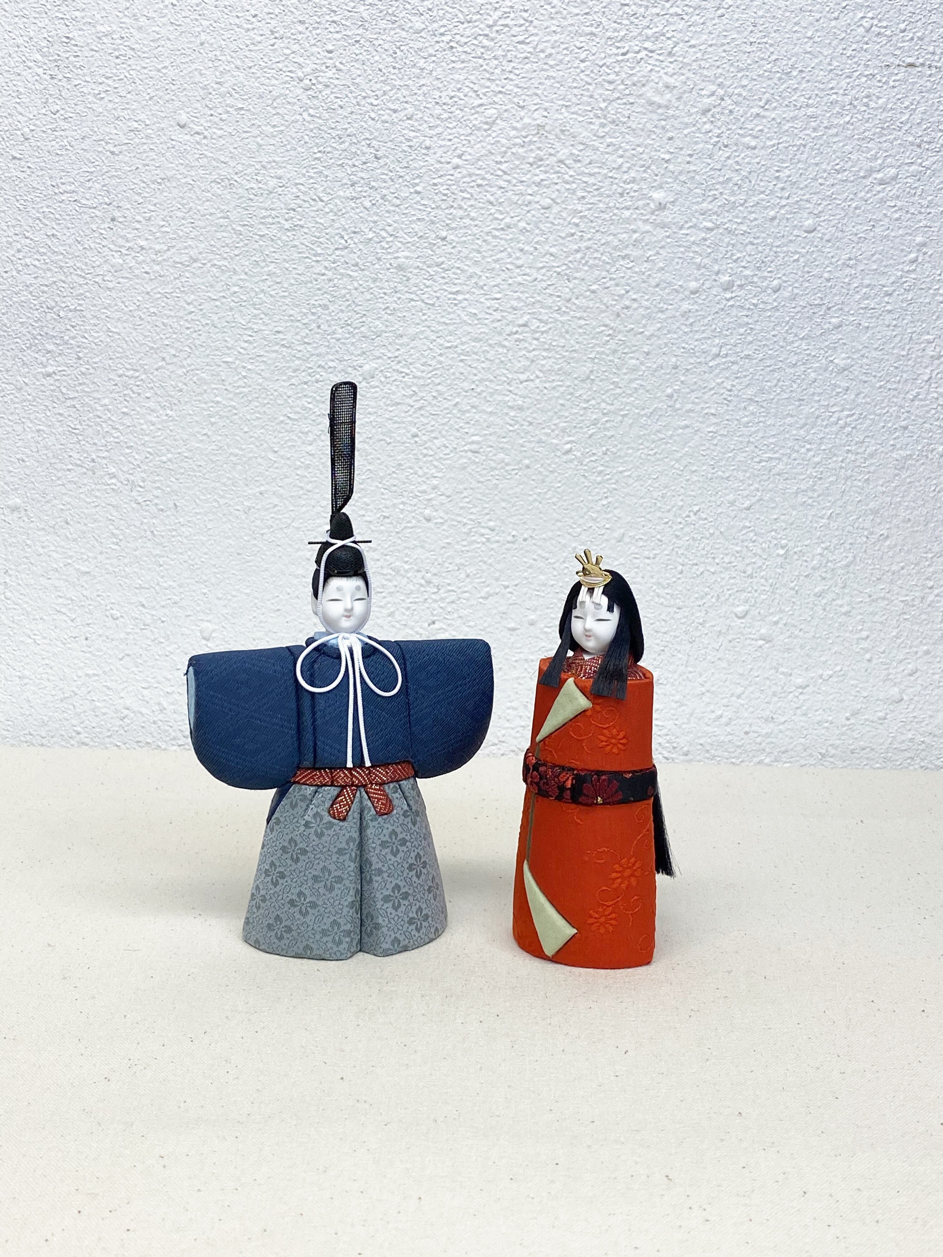 ひな祭り 木製飾り 青と赤の人形 木目込み人形 立雛 藍色・濃赤色 真多呂作 アクリルケース入り 雛人形