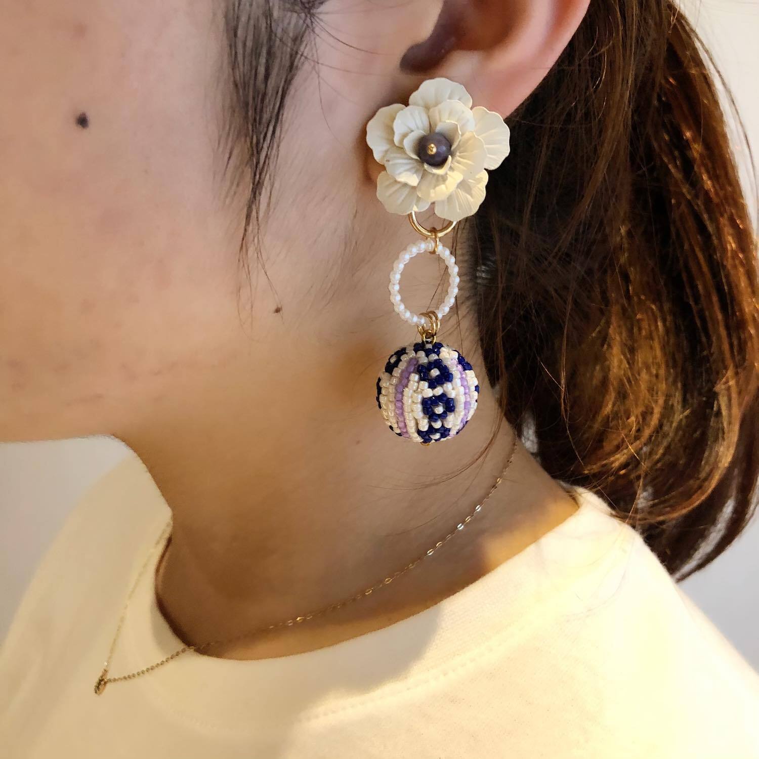 【1129】白薔薇とシェルビーズのピアス／イヤリング 白花トップと紫ビーズボールの〈ピアス/イヤリング〉 | Dua