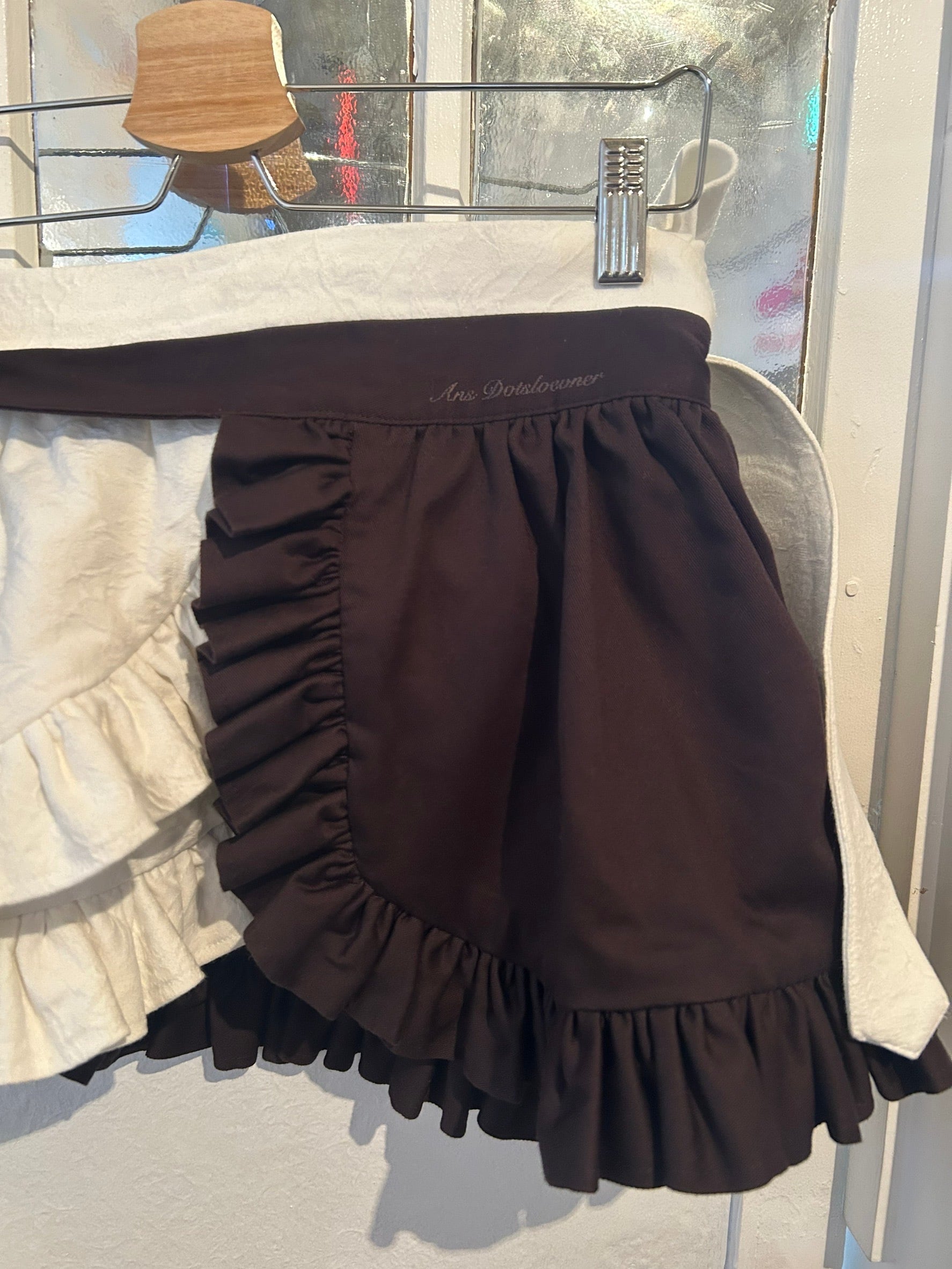 Ans Dotsloevner apron skirt mini / brown white | itimi