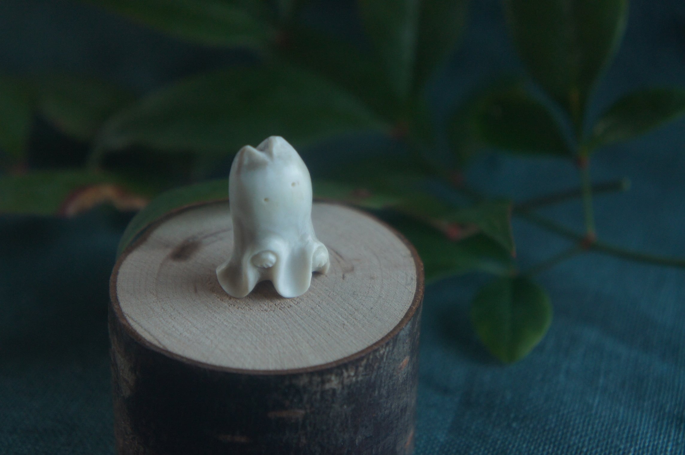 鹿角彫刻「兎角亀毛」猫にのっとられたおばけ【1】 | deer bone 