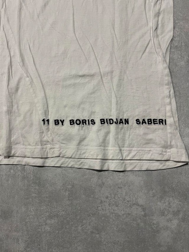 11 by boris bidjan saberi T[シャツ 白 ロゴ 刺繍 | CHASE 