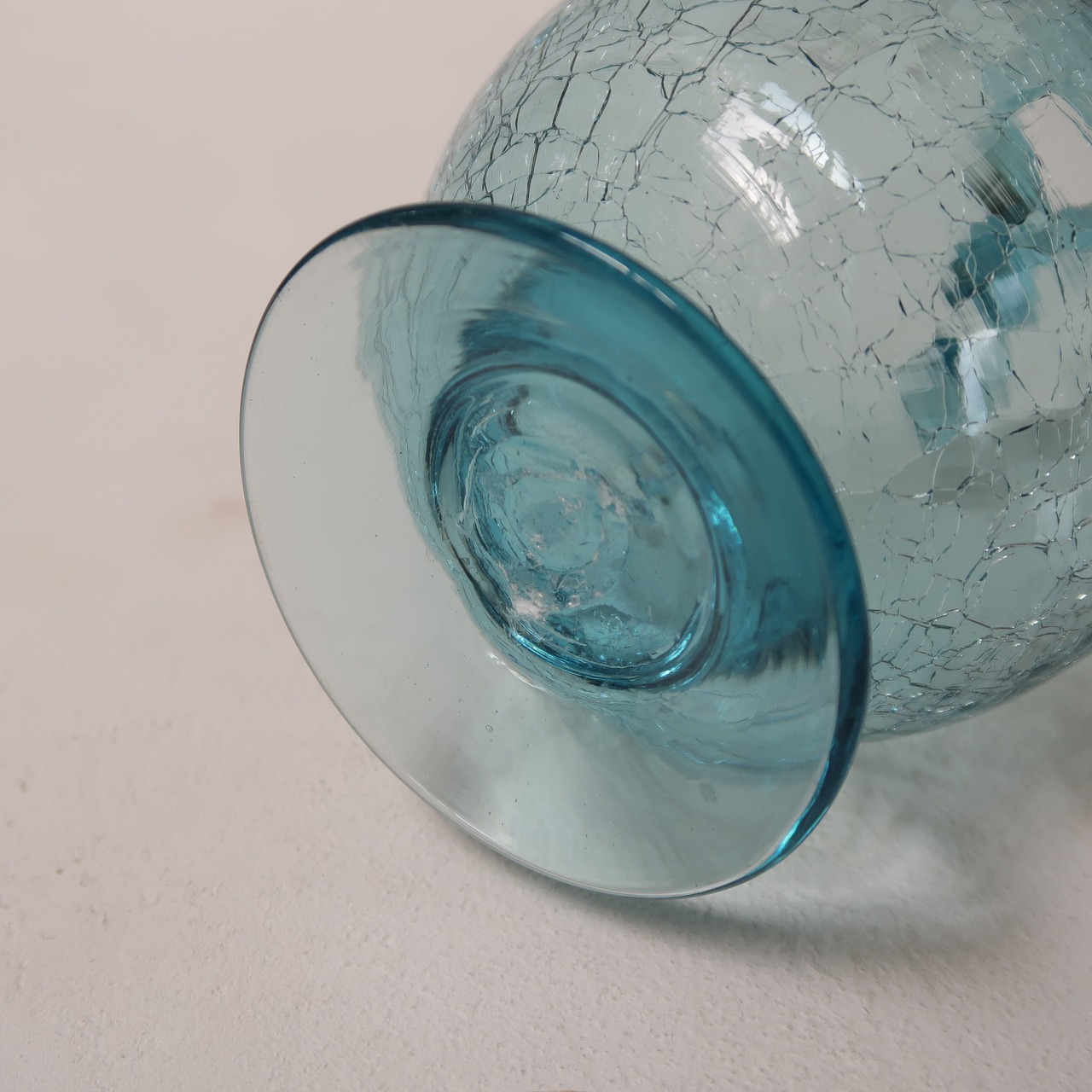 クラックの入った水色の水差し