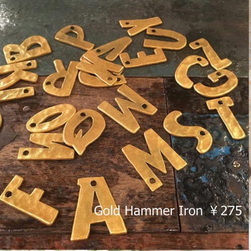 TOPANGA Zakka India Gold Hammered Iron Alphabet Plate S 3cm 　インド　ゴールドハンマーアイアンアルファベットプレート　小　看板　サインプレート　鉄　住所　店舗　表札　メール便　槌目