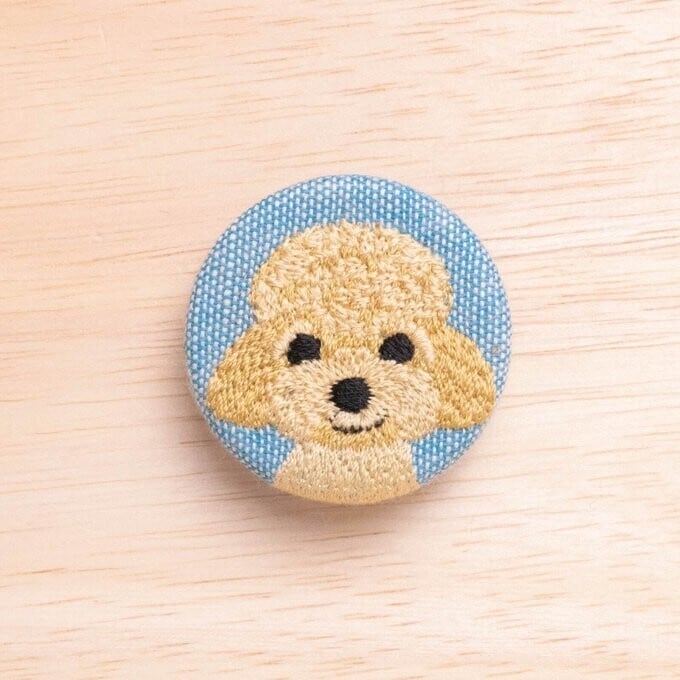 刺繍くるみブローチ(青)トイプードル アプリコット