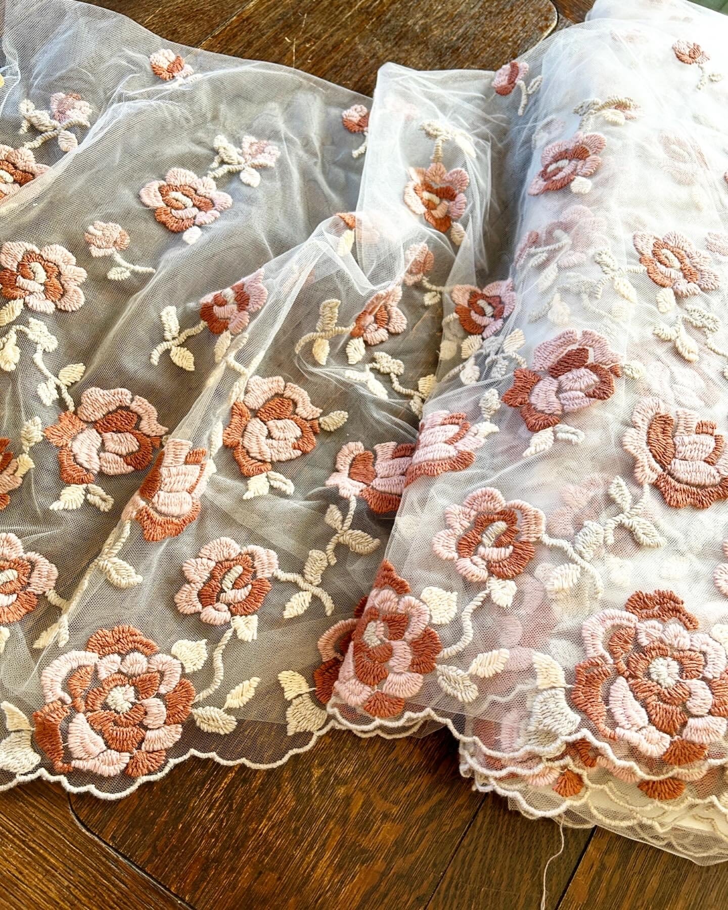 フランスレース生地)立体感のある薔薇刺しゅうレース生地 | フェステナ