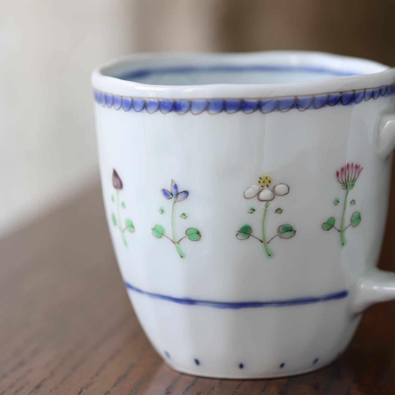 藍水「花暦（紺）マグカップ(大)」 うつわ藍水 波佐見焼 | にっこう