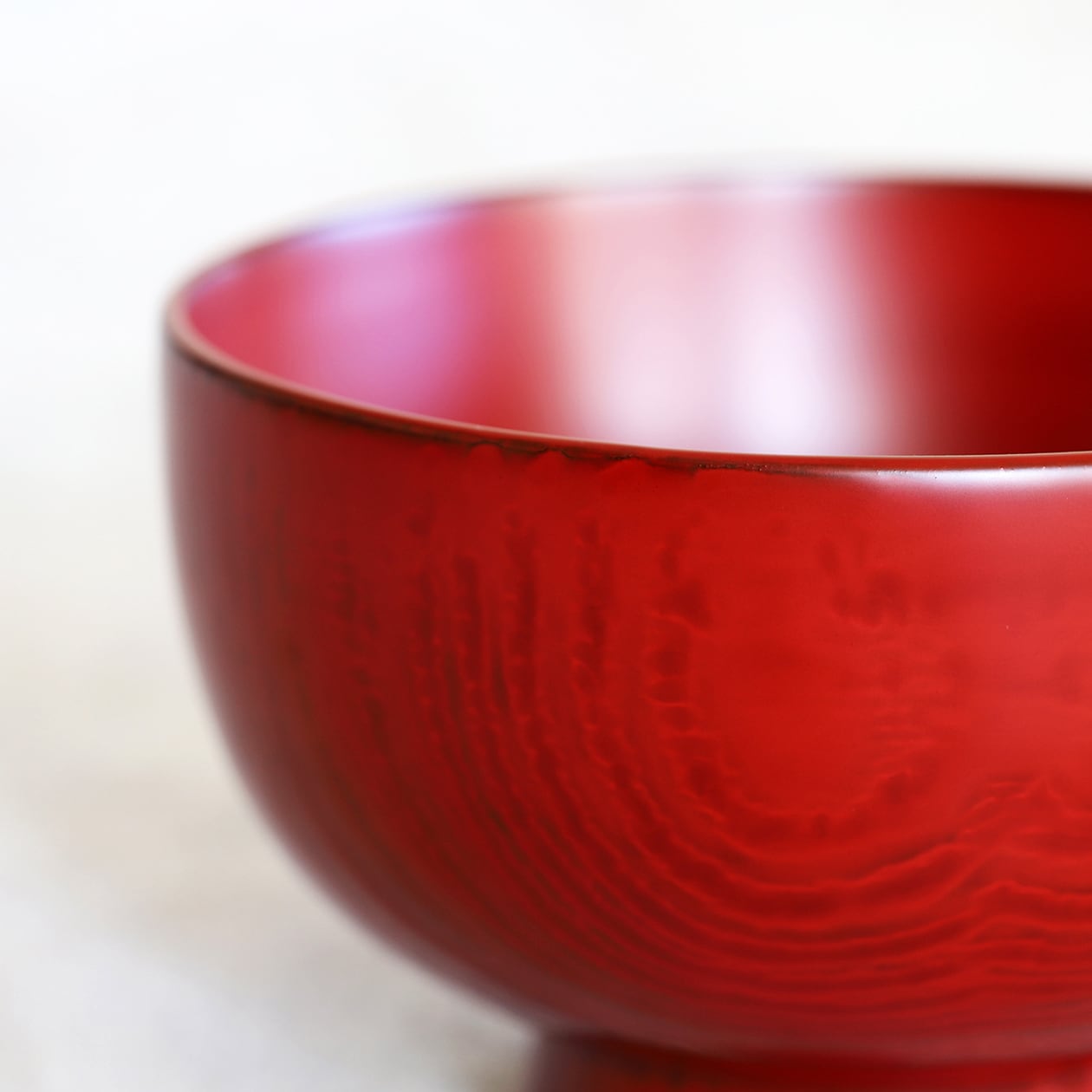 お味噌汁がたっぷり入るサイズ。漆の質感と自然な木目の味わいもある