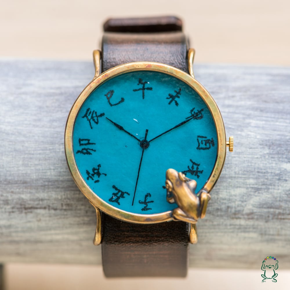 池をのぞく蛙腕時計L渋青緑 | カエルの時計屋さん