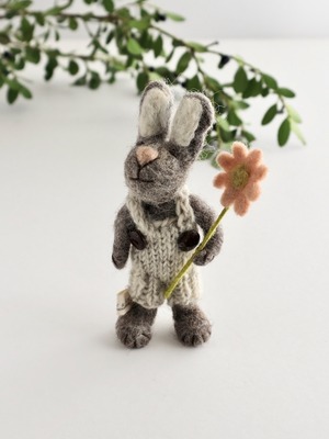 【訳ありセール】 うさぎ イースター オーナメント 「グレイのパンツと花」 ウールフェルト / 【Damaged】 Grey Bunny with Pants and Flower E?n Gry & Sif