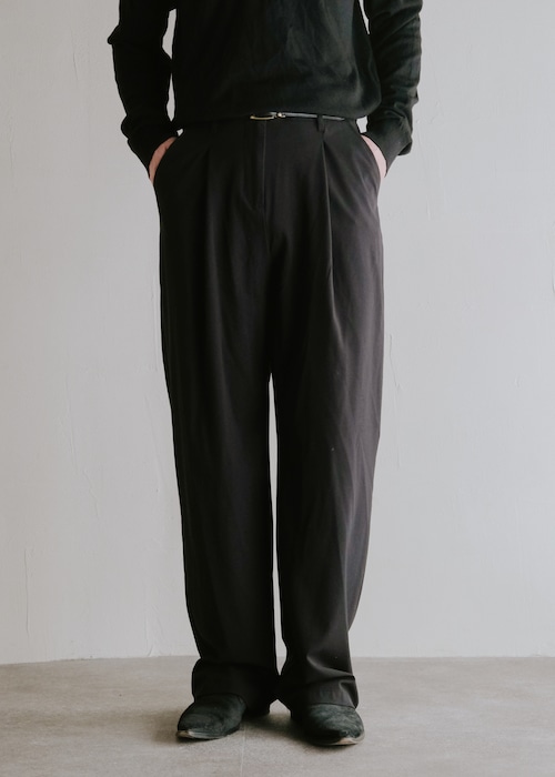 wide straight out tucked slacks