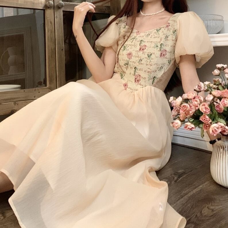 ワンピース レディース フレアワンピース ロングワンピース 膝下 ロング丈 袖あり 半袖 ボリューム袖 パフスリーブ スクエアネック ノーカラー フレア Aライン ドッキング 裾フレア シフォン ドッキング 透け感 シースルー かわいい 大人可愛い きれいめ 上品 エレガント 清楚 おしゃれ フォーマル ラブリー キュート 花柄 小花柄 フラワー OL 学生 デート お出かけ パーティー リゾート M L アプリコット 春 夏 記念日 結婚式 披露宴 10代 20代 韓国系 モテ トレンド 送料無料