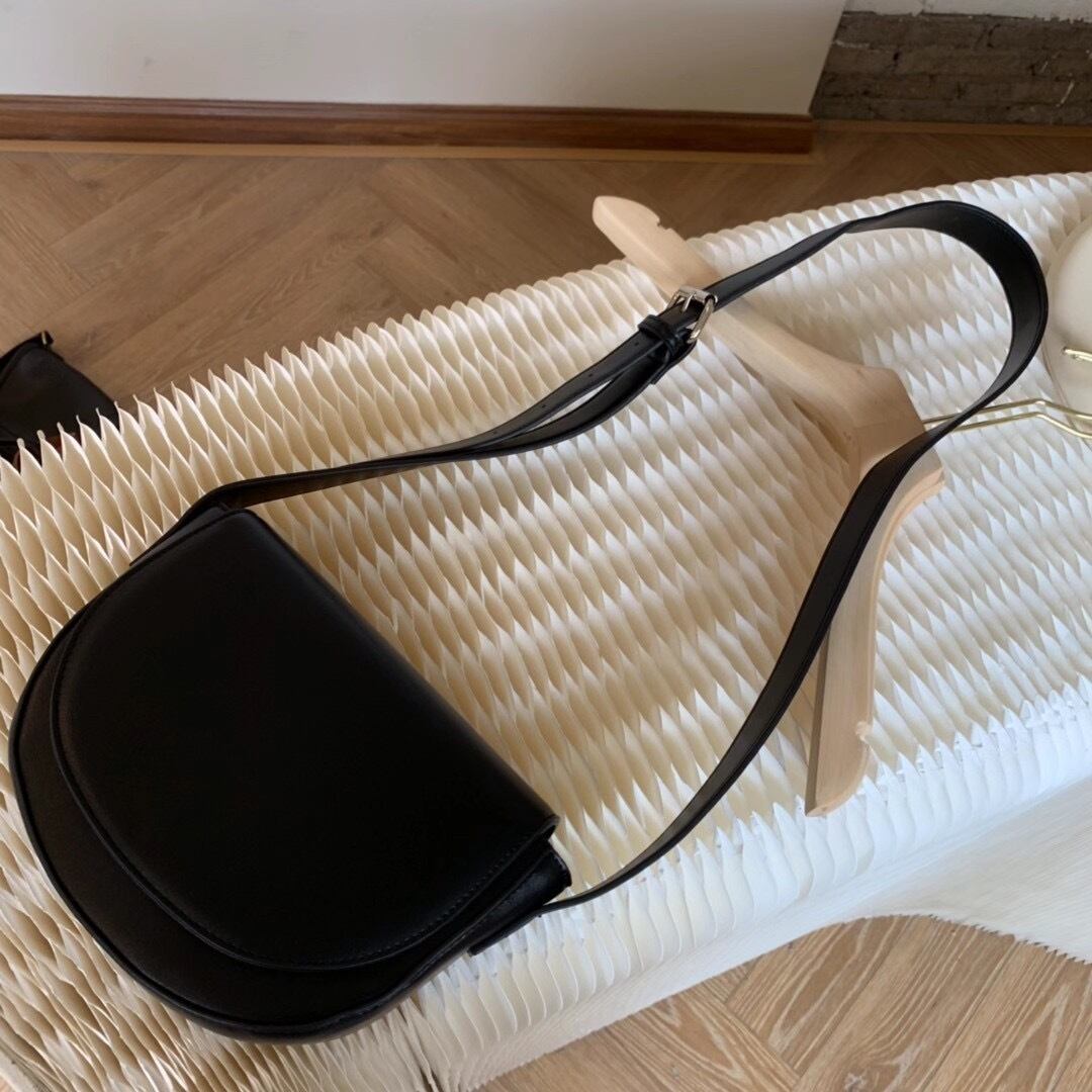 セミサークルショルダーバッグ