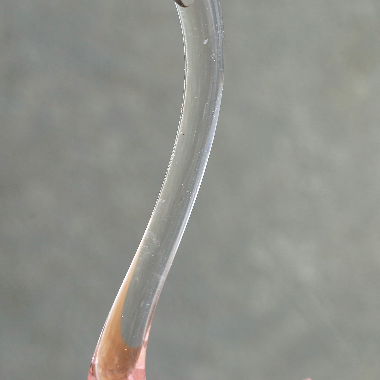 立ち姿が美しい、幻想的な模様のガラスの白鳥 2